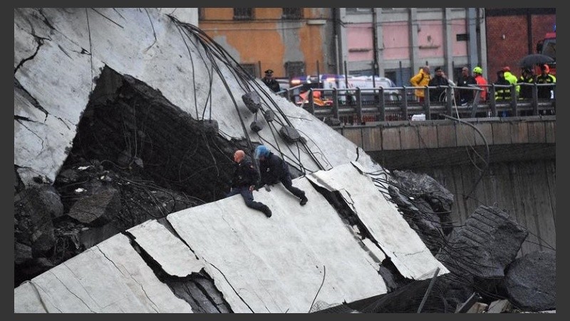 Una imagen del trágico derrumbe en Génova. 
