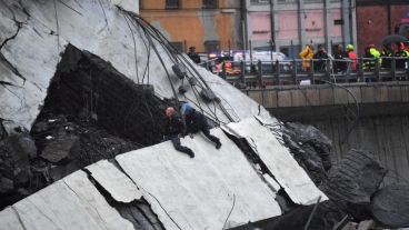 Una imagen del trágico derrumbe en Génova.