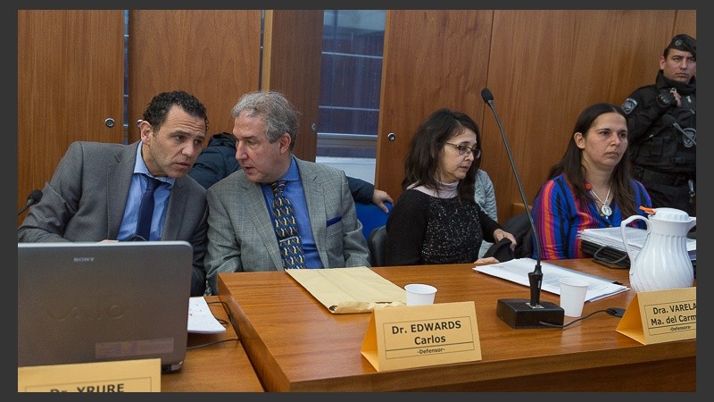 Los abogados de la defensa a comienzos de la audiencia. 