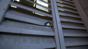 Las marcas de las balas disparadas en el frente de Fisacalía de calle Montevideo.