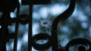 Las marcas de las balas disparadas en el frente de Fisacalía de calle Montevideo.