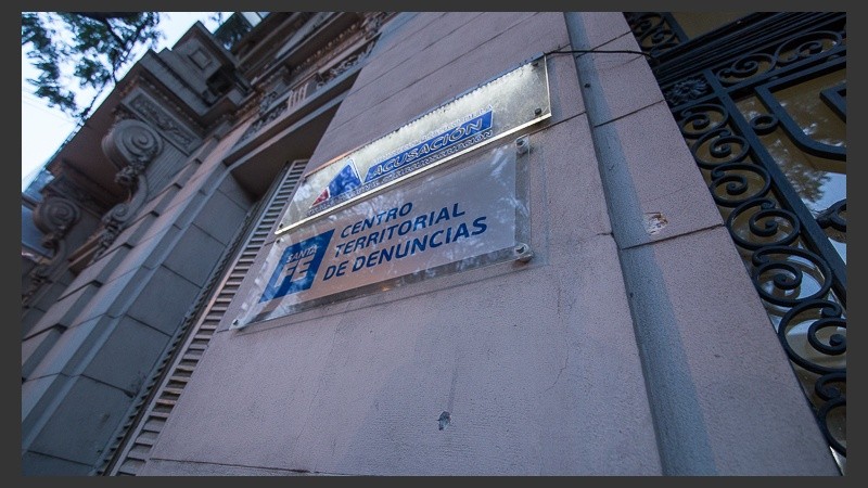 Las marcas de las balas disparadas en el frente del Centro Territorial de Denuncias. 