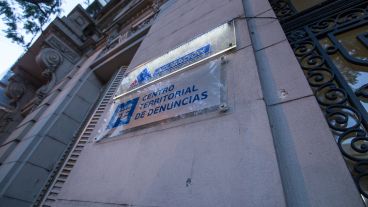 Las marcas de las balas disparadas en el frente del Centro Territorial de Denuncias.