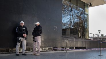 Presencia policial alrededor del Centro de Justicia Penal.