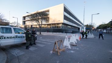 Presencia policial alrededor del Centro de Justicia Penal.