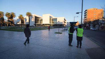 Presencia policial alrededor del Centro de Justicia Penal.