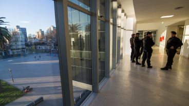 Presencia policial alrededor del Centro de Justicia Penal.