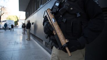 Fuerte presencia policial alrededor del Centro de Justicia Penal.