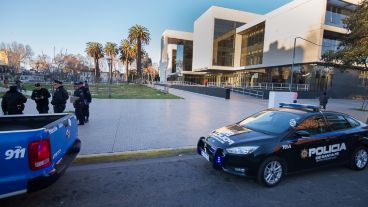 Presencia policial alrededor del Centro de Justicia Penal.