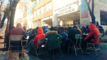Clases en la calle de la universidad pública.