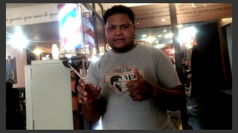 Nino con sus tijeras en mano.