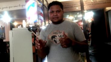 Nino con sus tijeras en mano.