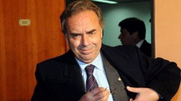 Sadous, diplomático de carrera, denunció la existencia de una "embajada paralela".