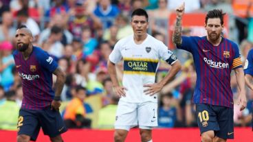 El argentino Goltz entre el festejo de Messi y Vidal.