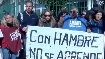El abrazo solidario de este miércoles en la escuela primaria Estanislao López.