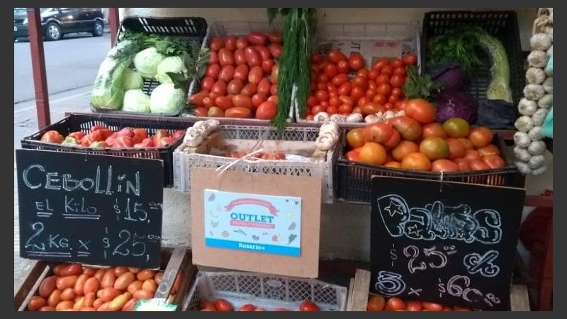 Las verduras y frutas que se están por tirar, son vendidas más baratas.