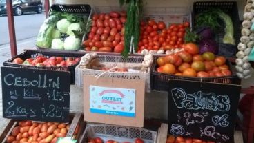 Las verduras y frutas que se están por tirar, son vendidas más baratas.