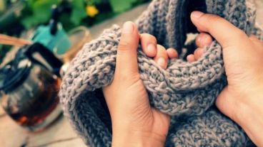 La bufanda en la mano al mediodía.