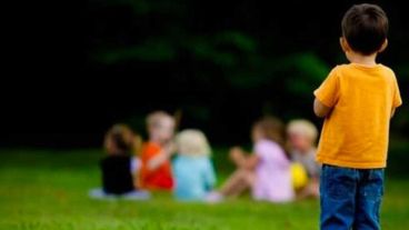 El autismo se manifiesta por el mínimo interés a ciertas actividades y la dificultad para relacionarse.