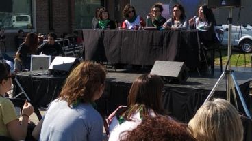Clase pública desarrollada el viernes último, frente al Mercado del Patio.