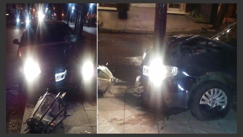 El auto incrustado en la columna de la luz esta madrugada. 