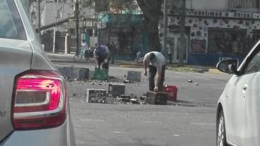 Trabajadores sacando los vidrios de la calle.