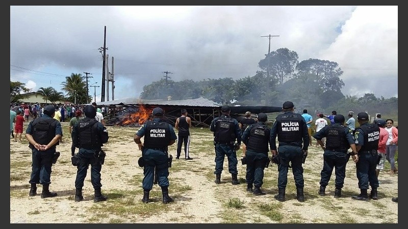 Pacaraima: policías brasileños miraban mientras ciudadanos brasileños manifestaban contra la presencia de inmigrantes venezolanos.