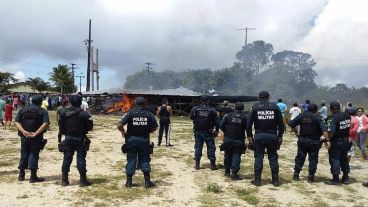 Pacaraima: policías brasileños miraban mientras ciudadanos brasileños manifestaban contra la presencia de inmigrantes venezolanos.