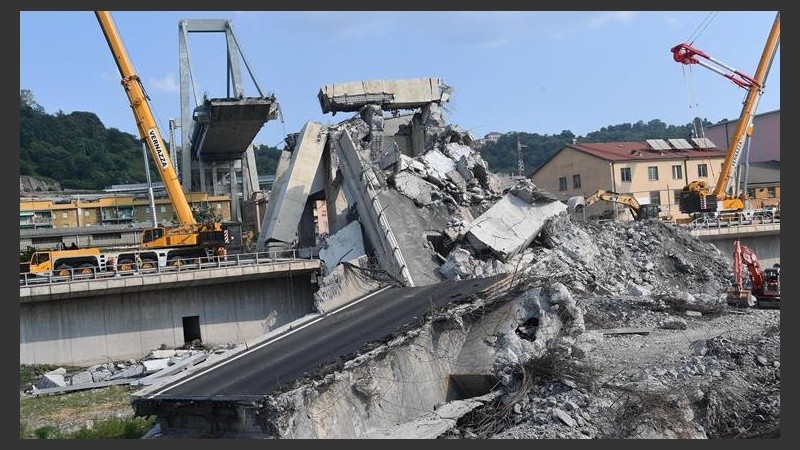 El derrumbe del puente dejó 43 muertos.