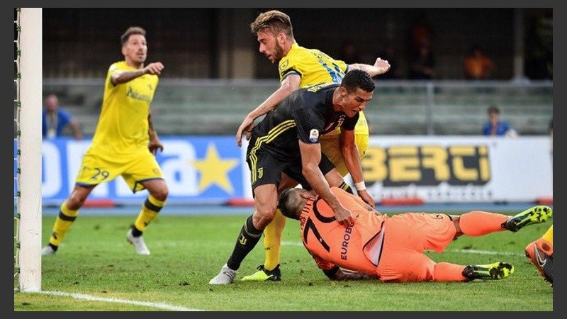 El momento en que Cristiano choca con el arquero Sorrentino del Chievo. 