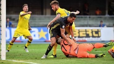 El momento en que Cristiano choca con el arquero Sorrentino del Chievo.