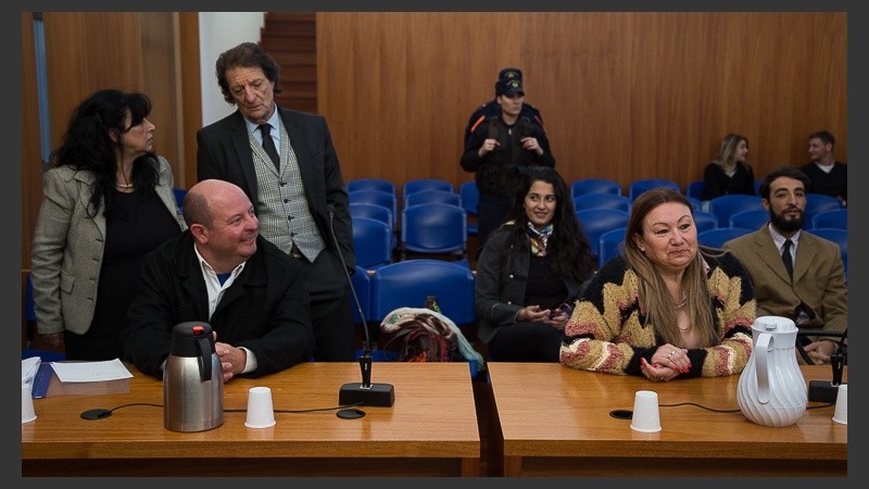 Los acusados de adulterar evidencia en el inicio del juicio este martes.