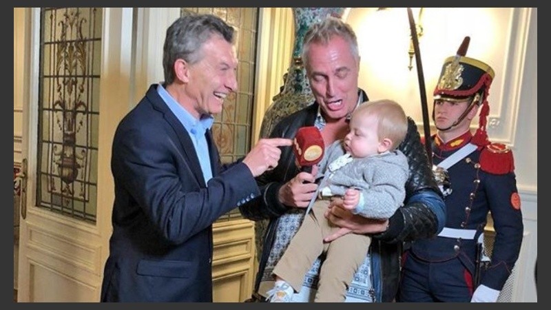 El presidente, Marley, su hijo y un granadero de la Casa Rosada detrás. 