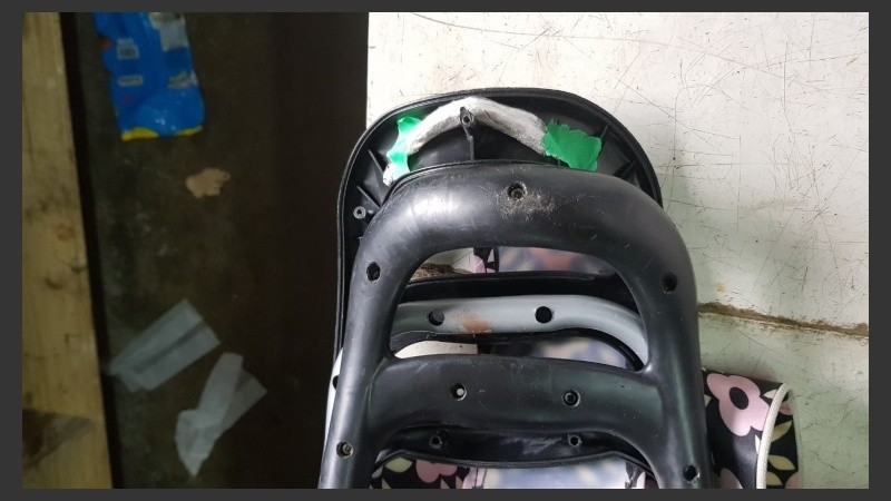 La marihuana, escondida en el mango del carrito. 