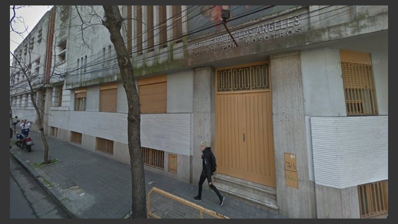 La comunidad de la escuela de Tucumán y España, afectada por el caso.