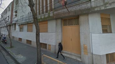 La comunidad de la escuela de Tucumán y España, afectada por el caso.