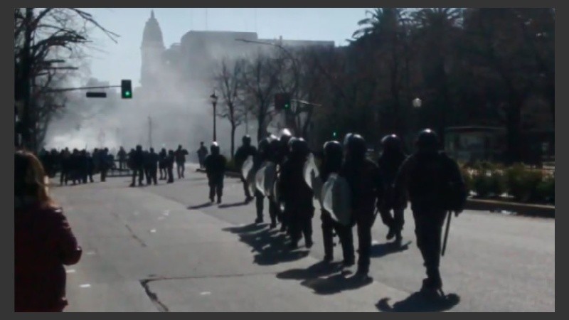 Uniformados avanzan para contener la manifestación.