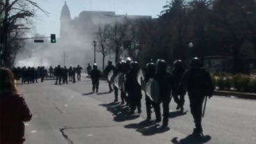 Uniformados avanzan para contener la manifestación.