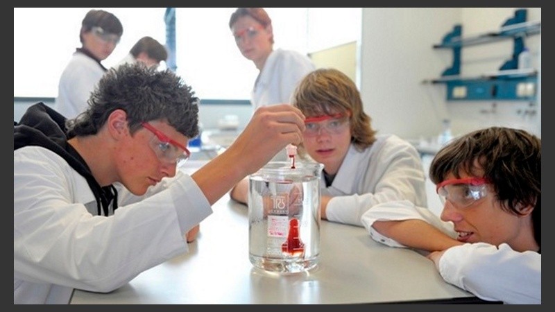 El disparador es la producción de alcohol en gel en los laboratorios especializados de la UCA.