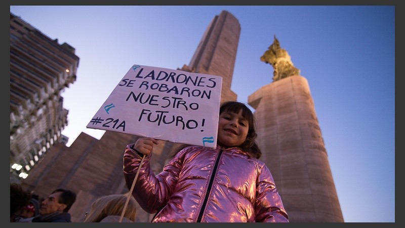 Los manifestantes rosarinos reclaman la ley y el desafuero.