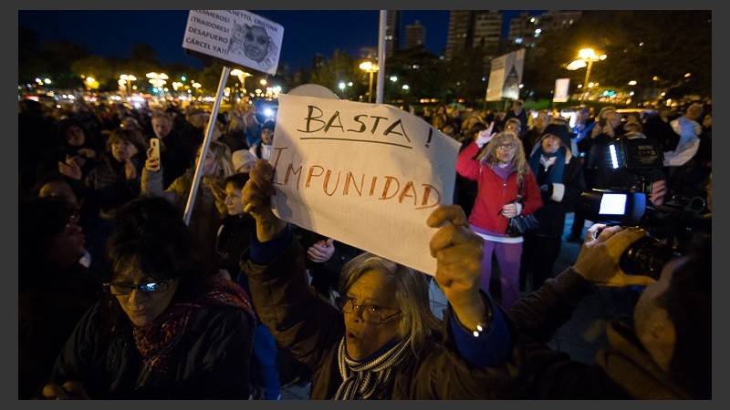 Los manifestantes rosarinos reclaman la ley y el desafuero.