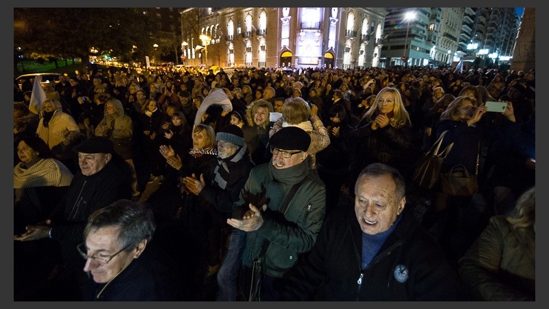 Los manifestantes rosarinos reclaman la ley y el desafuero.