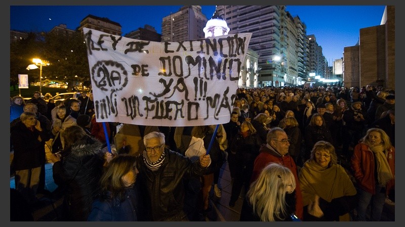 Los manifestantes rosarinos reclaman la ley y el desafuero.
