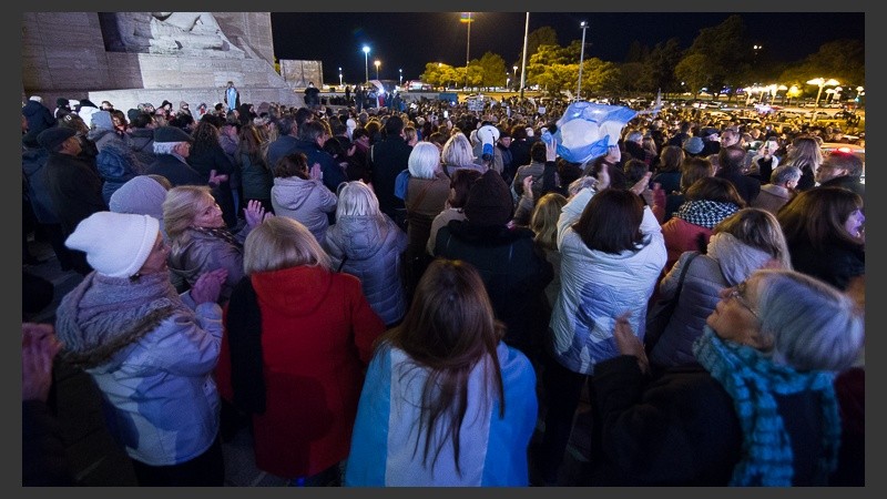 Los manifestantes rosarinos reclaman la ley y el desafuero.