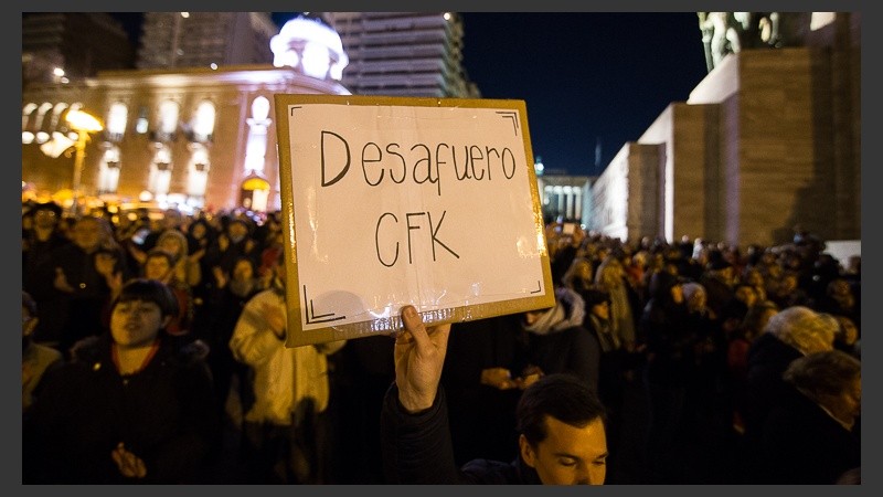 Los manifestantes rosarinos reclaman la ley y el desafuero.