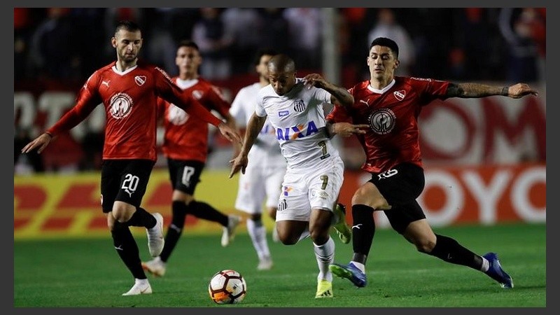 Sánchez estaba suspendido, jugó y Santos fue sancionado.