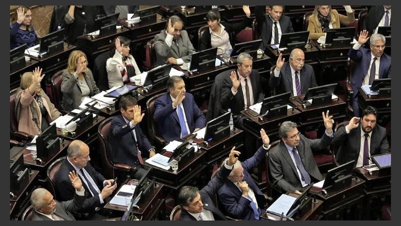 Levantaron las manos los senadores por la aprobación. 