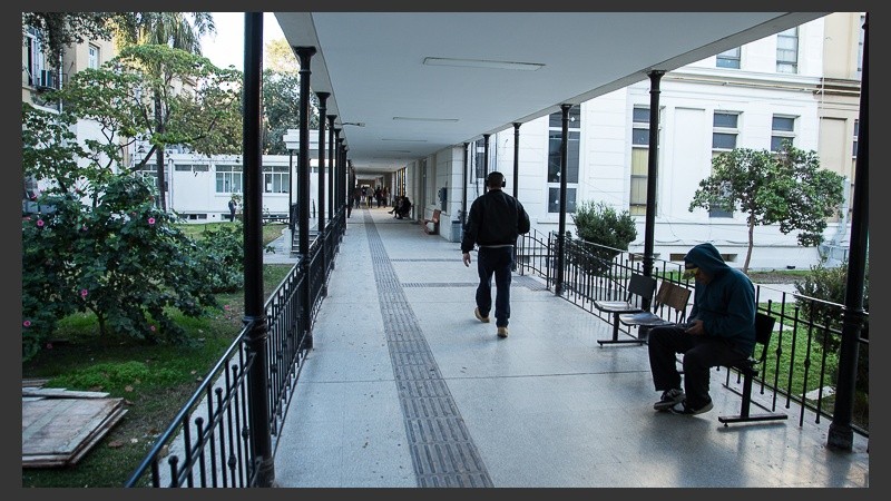 El hombre fue atendido en el Hospital Centenario. 