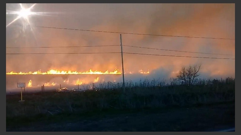 El fuego alcanzó los pastizales que bordean la ruta 178.