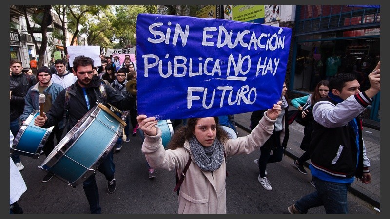 Jóvenes en defensa de la universidad pública.